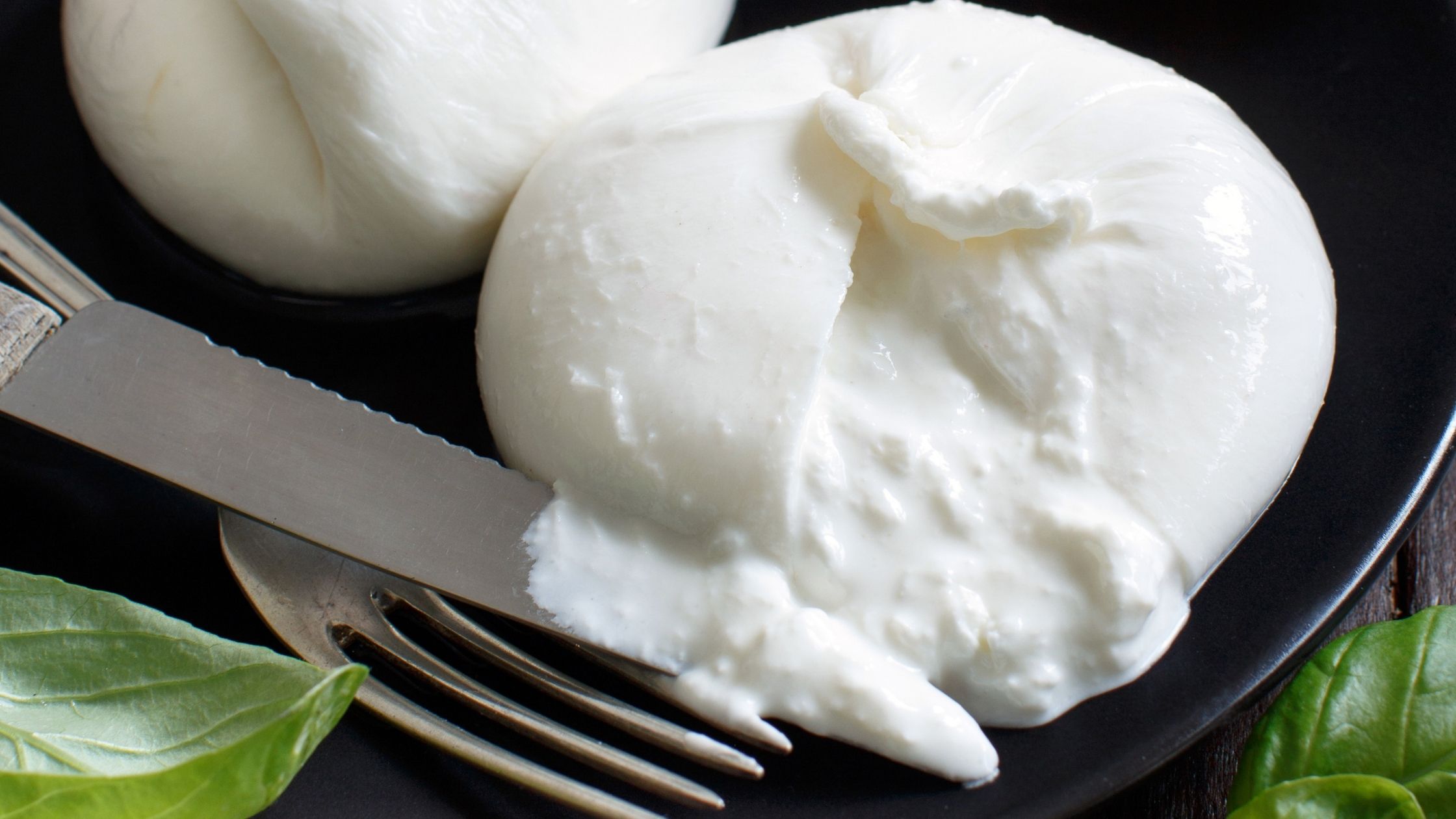 Burrata Cheese vs Mozzarella: Decoding the Creamy Cheese Conundrum