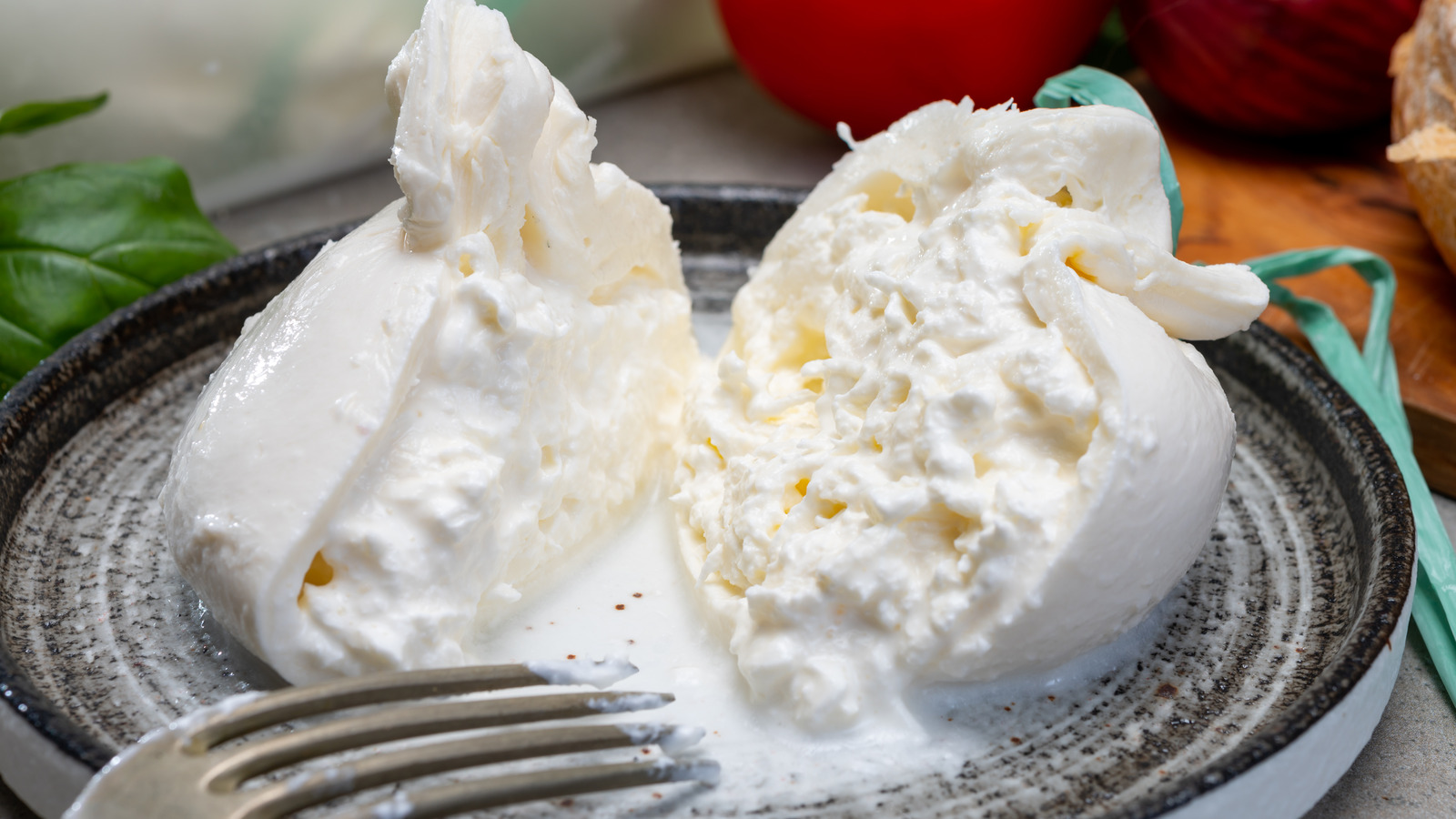 Burrata Cheese vs Mozzarella: Decoding the Creamy Cheese Conundrum